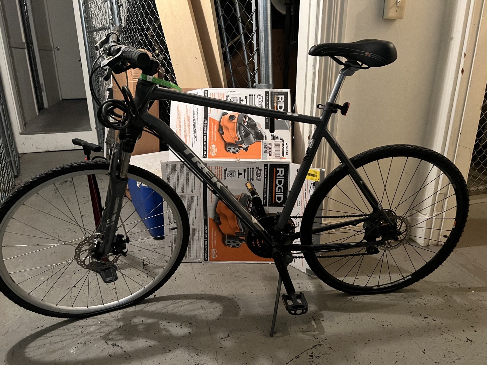 Trek 8.3 DS Dual Sport Hybrid Bike 700C 24-Speed Disc Brakes